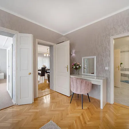 Deluxe Space And Pecs