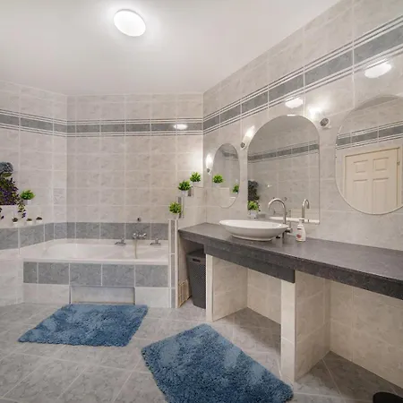 Deluxe Space And * Pecs